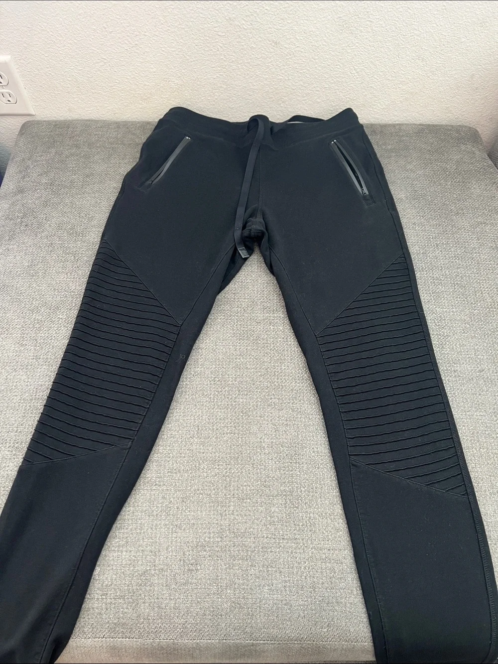 ALO Yoga Women’s Black Ribbed Knee Detail Joggers